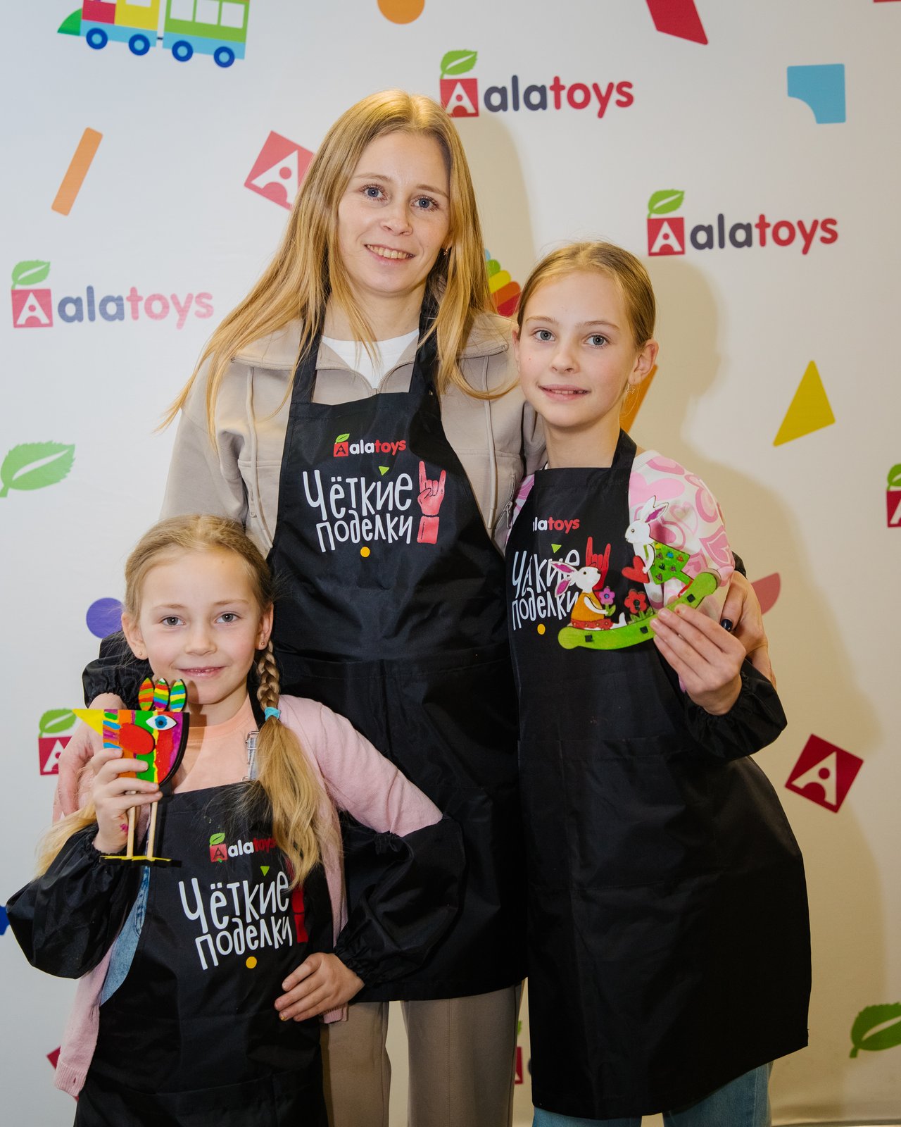 Семья с готовыми поделками на фотозоне Alatoys